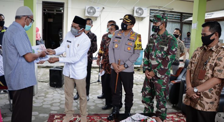 Wakil Bupati PPU menyerahkan BST Secara Simbolis