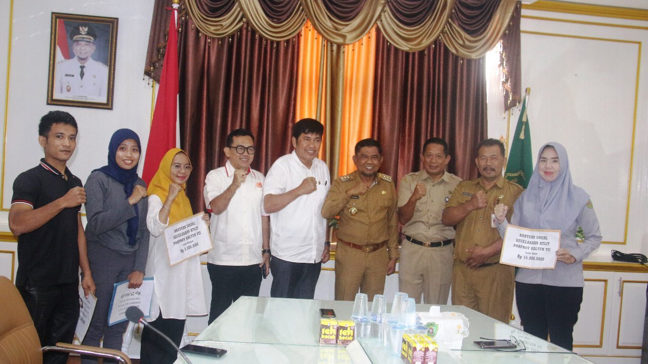 Bupati PPU Serahkan Bansos kepada Atlet Koban Kecelakaan