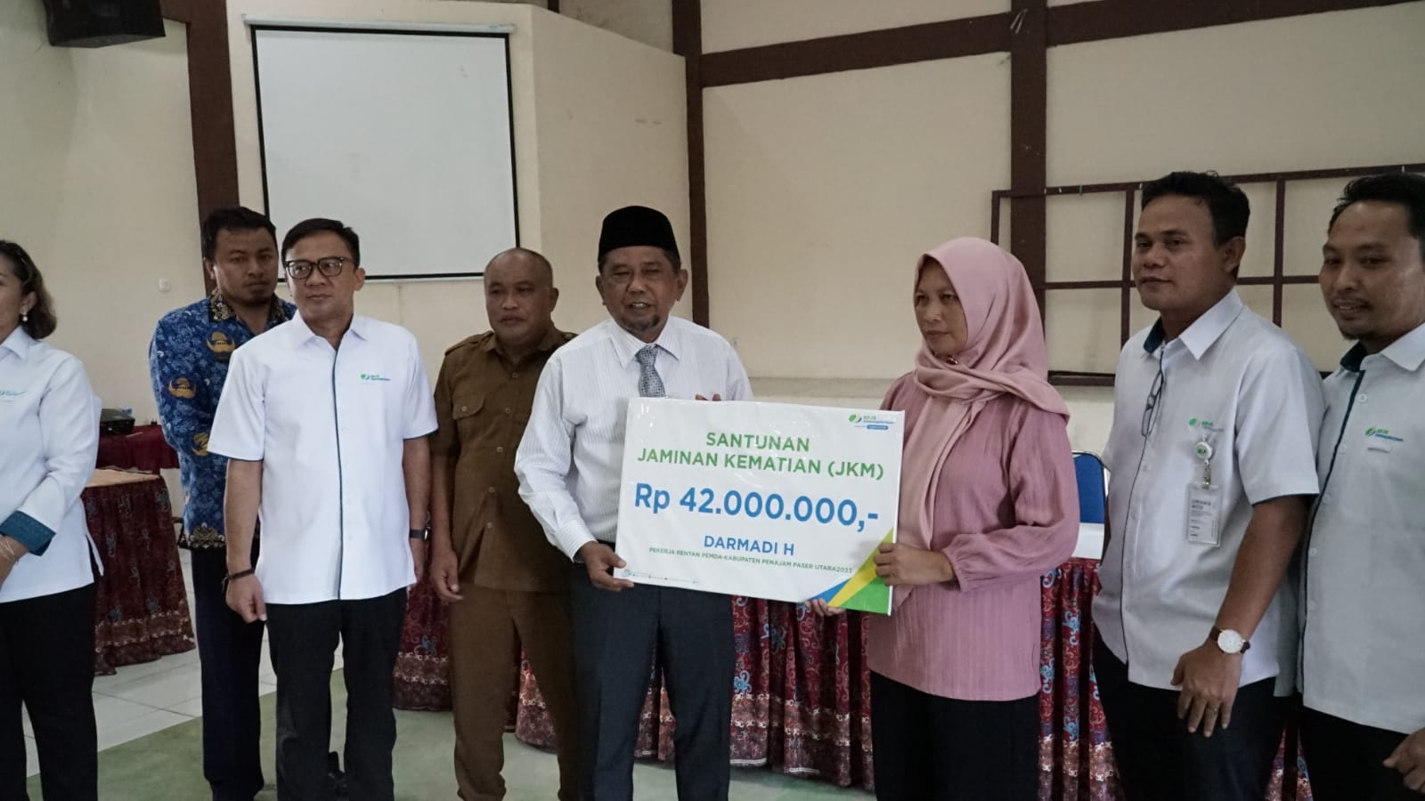 Serahkan 152 Kartu Jaminan Sosial Ketenagakerjaan di Wilayah Sepaku Hamdam : ” Ini Adalah Salah Satu Wujud Kepedulian Kami Kepada Masyarakat PPU”