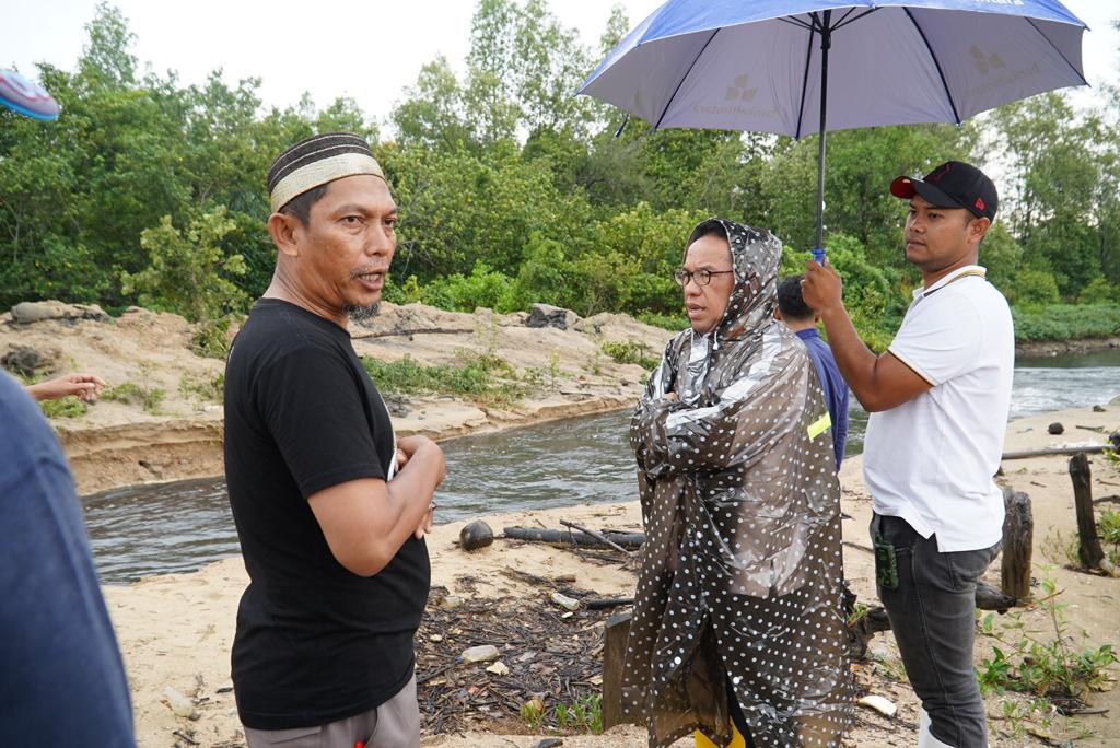 Tinjau Banjir Di Kelurahan Sungai Parit, Makmur Marbun Minta Masyarakat Waspada