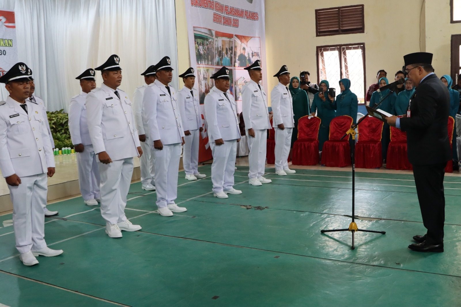 Pj Bupati PPU Lantik Dan Ambil Sumpah Jabatan 14 Kades Terpilih Periode 2024 - 2030