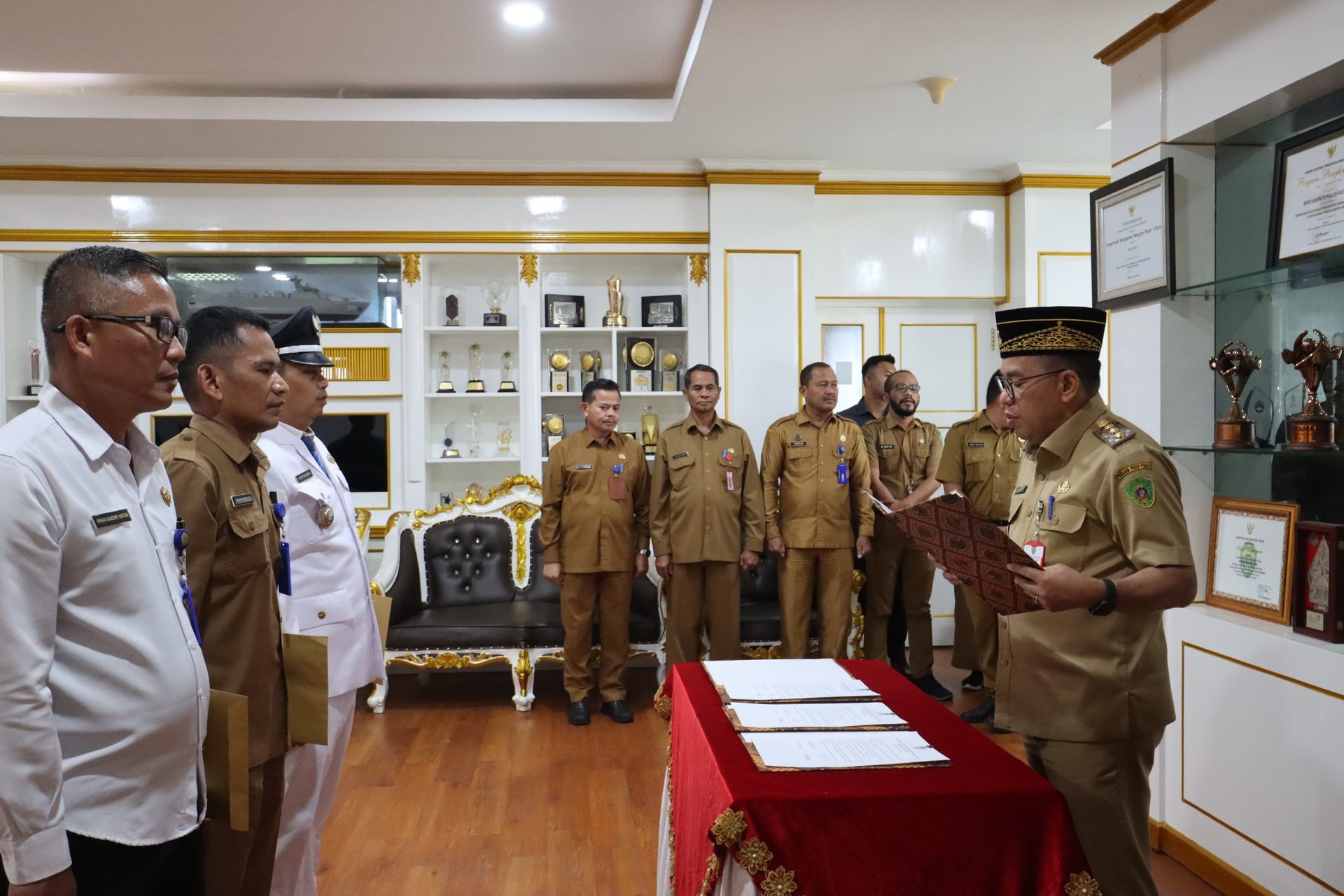 Makmur Marbun Melantikan Dan Mengambilan Sumpah/Janji Tiga Pejabat Administrator dan Pengawas Yang Berhalangan Hadir