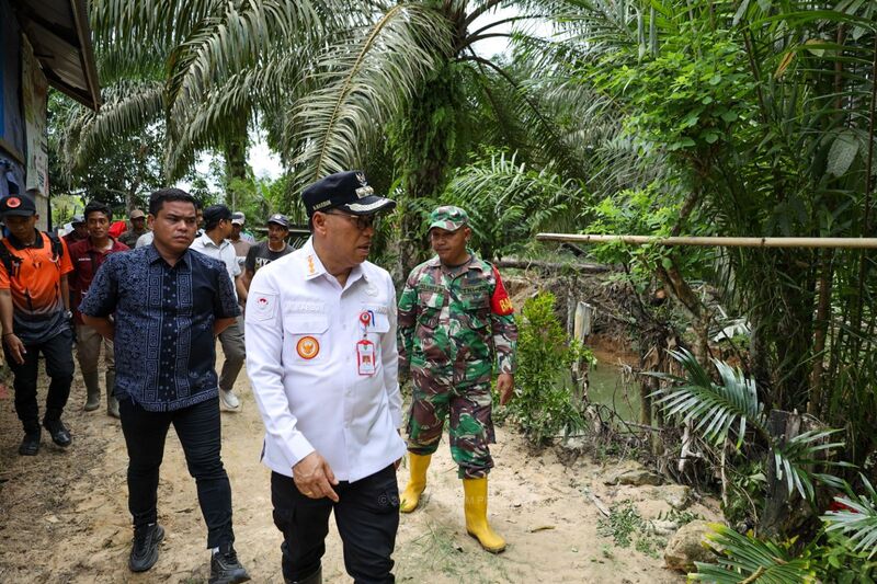 Pj Bupati PPU Makmur Marbun Tinjau Titik Banjir, Serahkan Bantuan Kepada Warga Terdampak