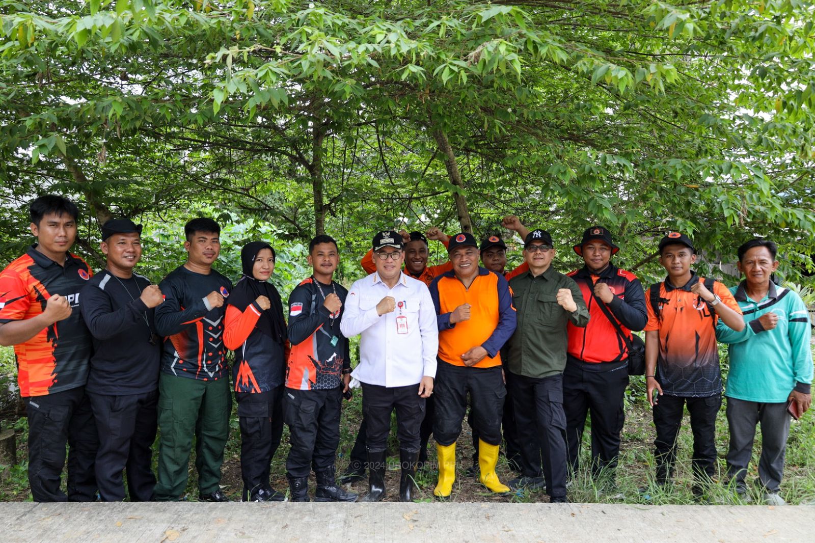 Pj Bupati PPU Makmur Marbun Tinjau Titik Banjir, Serahkan Bantuan Kepada Warga Terdampak