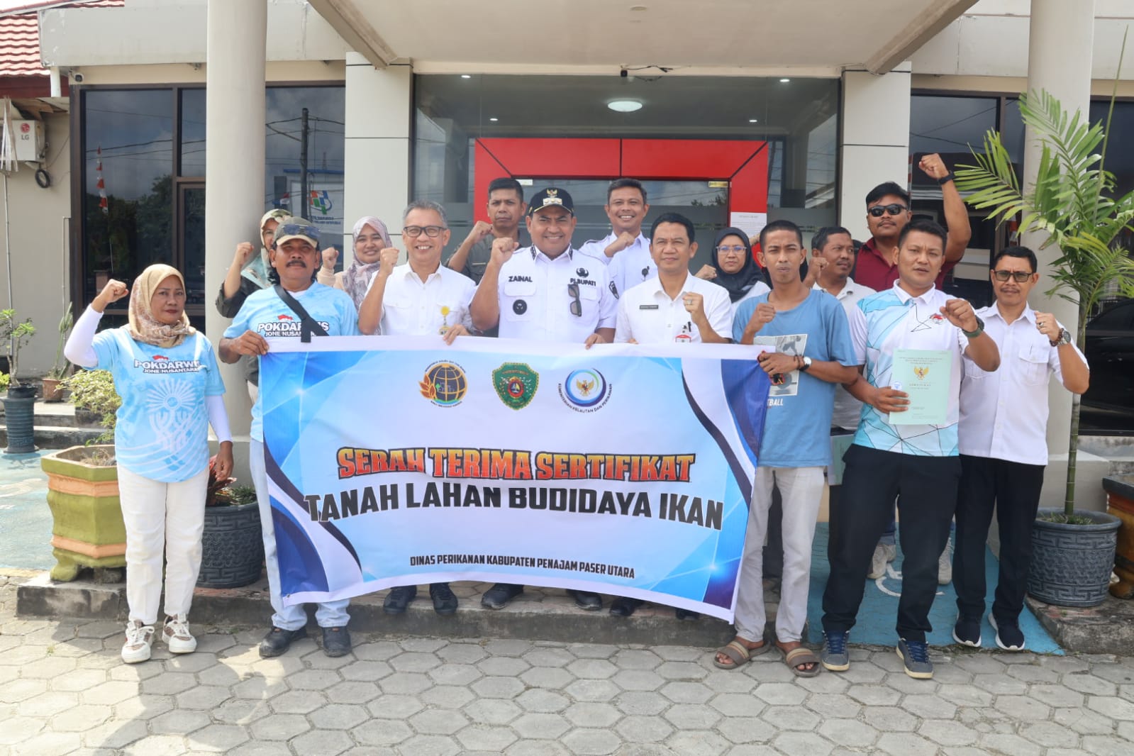 Pj Bupati PPU Serahkan Sertifikat Tanah Kepada 20 Pemilik Lahan Tambak di Kelurahan Maridan