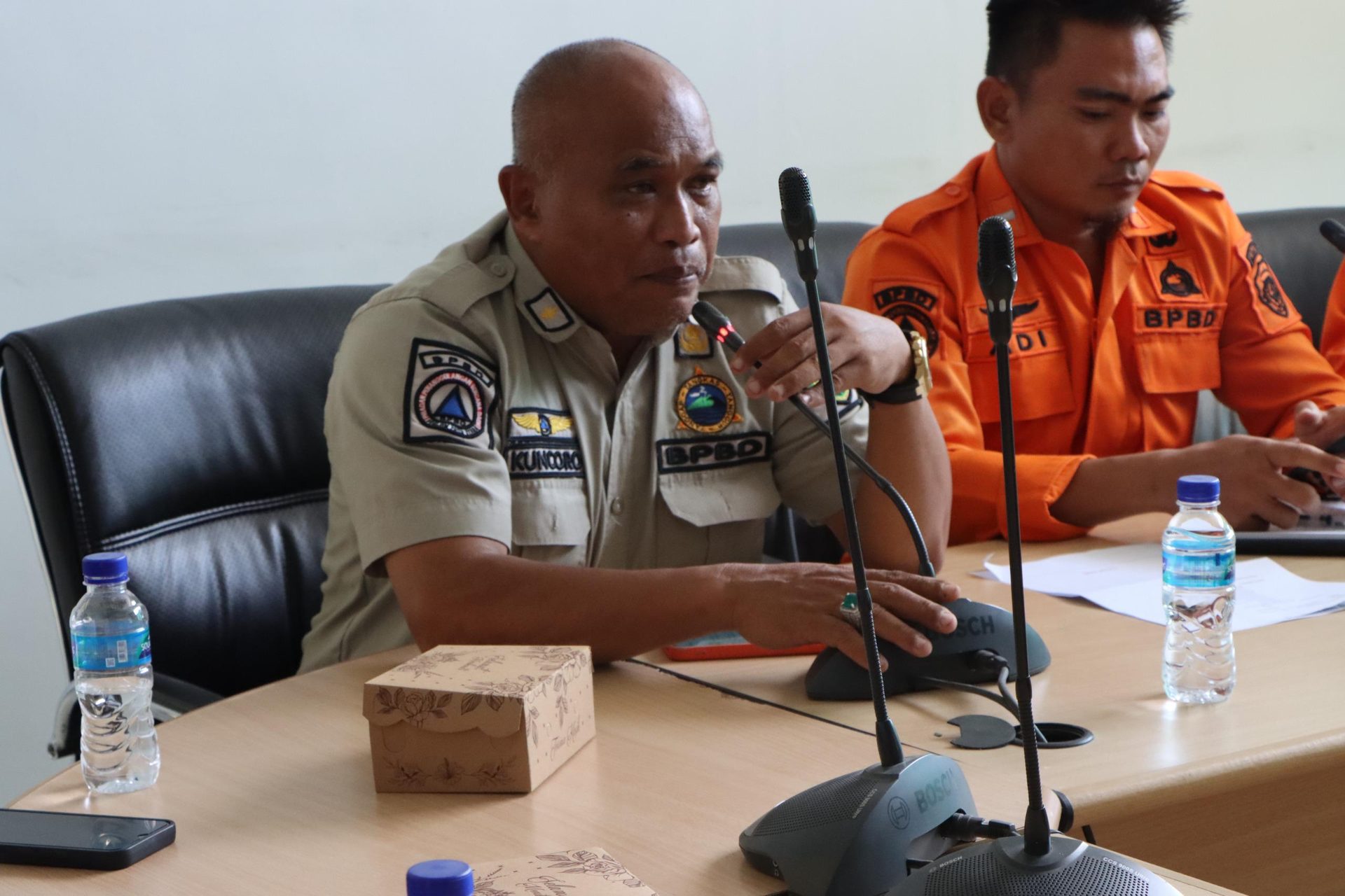 BPBD menggelar rapat persiapan apel dan gelar peralatan.