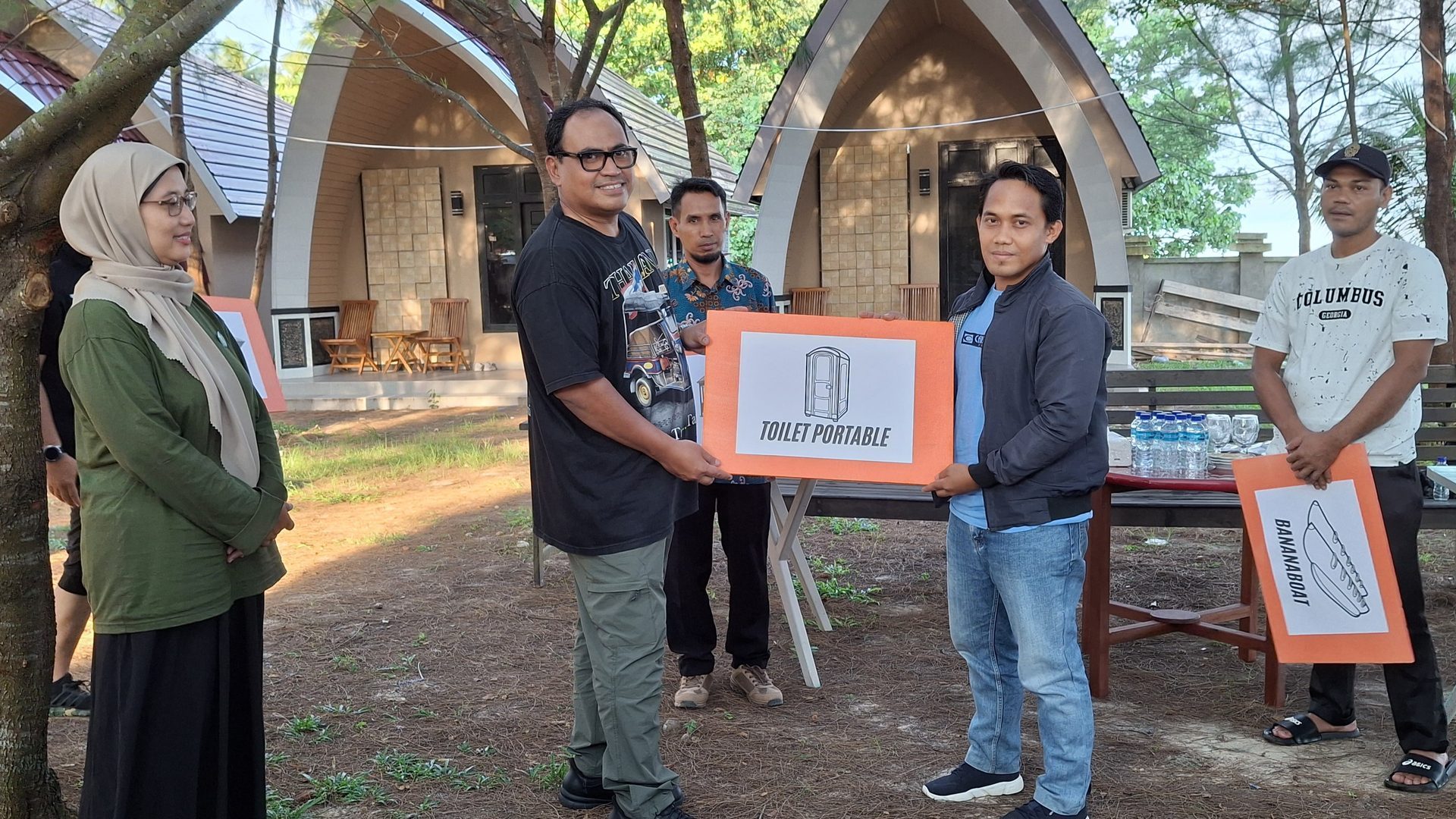 Pj. Bupati PPU Serahkan Bantuan Sarana dan Prasarana Objek Wisata kepada Pokdarwis