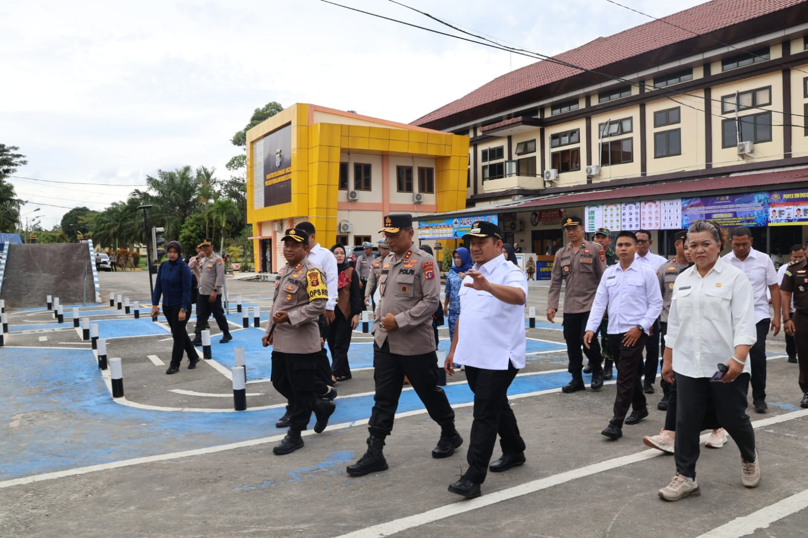Bupati PPU Dampingi Kapolda Kaltim Cek Gedung SPPG, Dukung Program Asta Cita Presiden