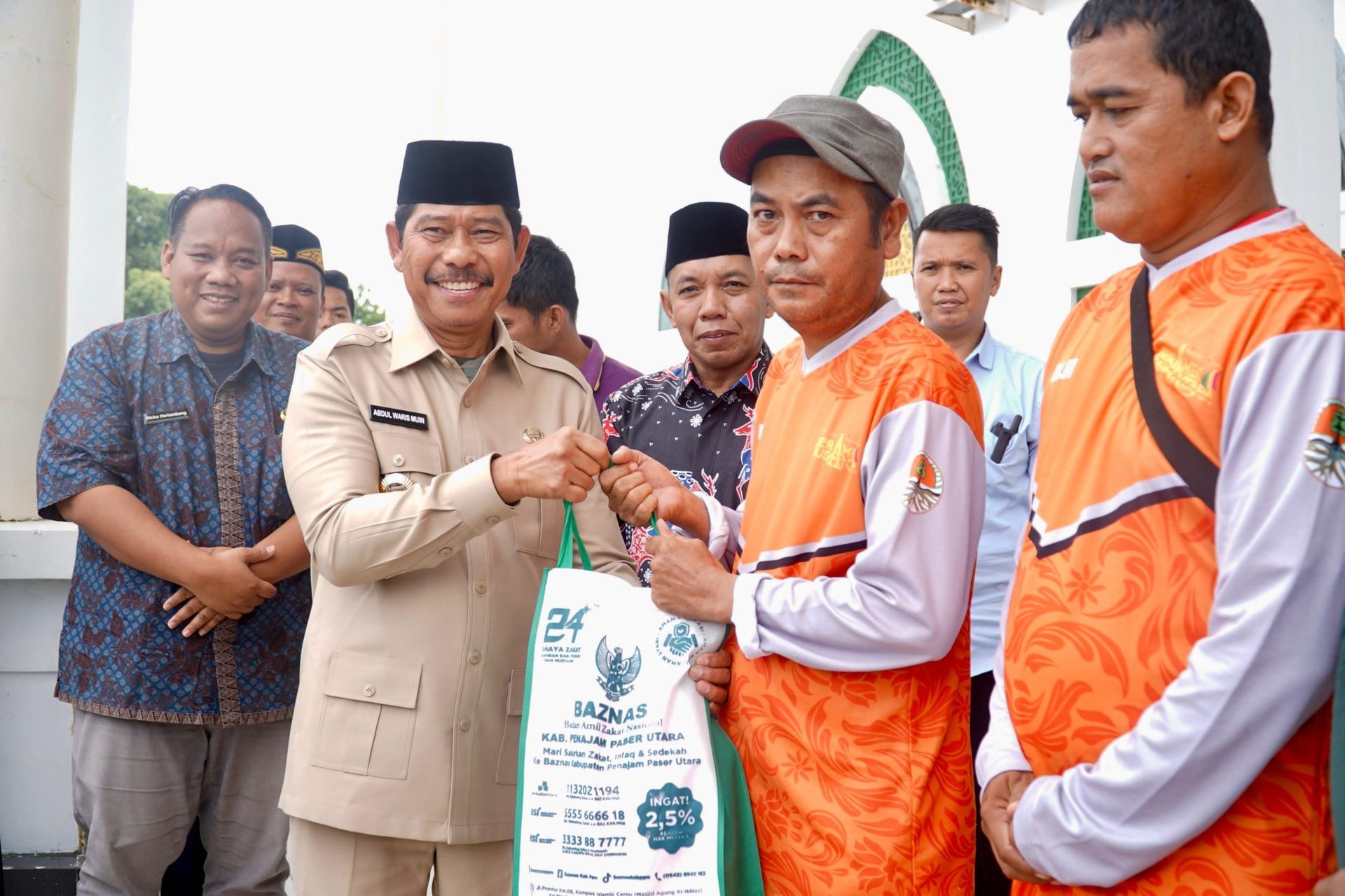 580 Mustahik di PPU Terima Zakat, Diserahkan Wakil Bupati Waris Muin Secara Simbolis