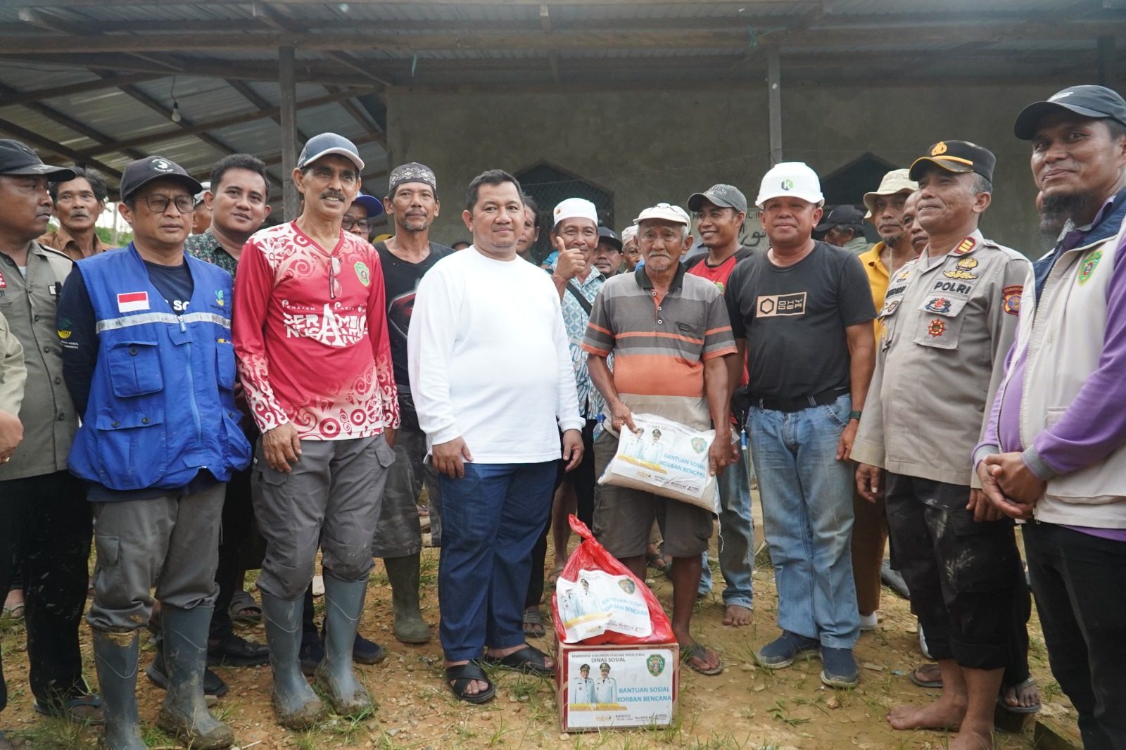 Terjang Lumpur Demi Warga Terisolir, Bupati PPU Salurkan Bantuan dan Janji Perbaikan Jalan