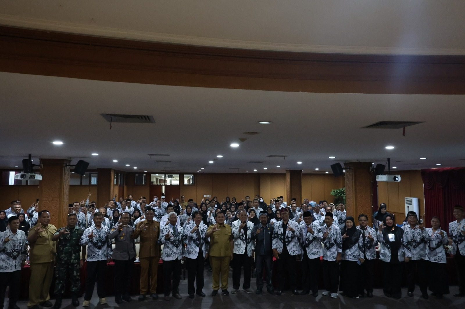 Buka Konferensi PGRI Kabupaten PPU Tahun 2025, Bupati Mudyat Noor: Tekankan Pentingnya Pendidikan Mental