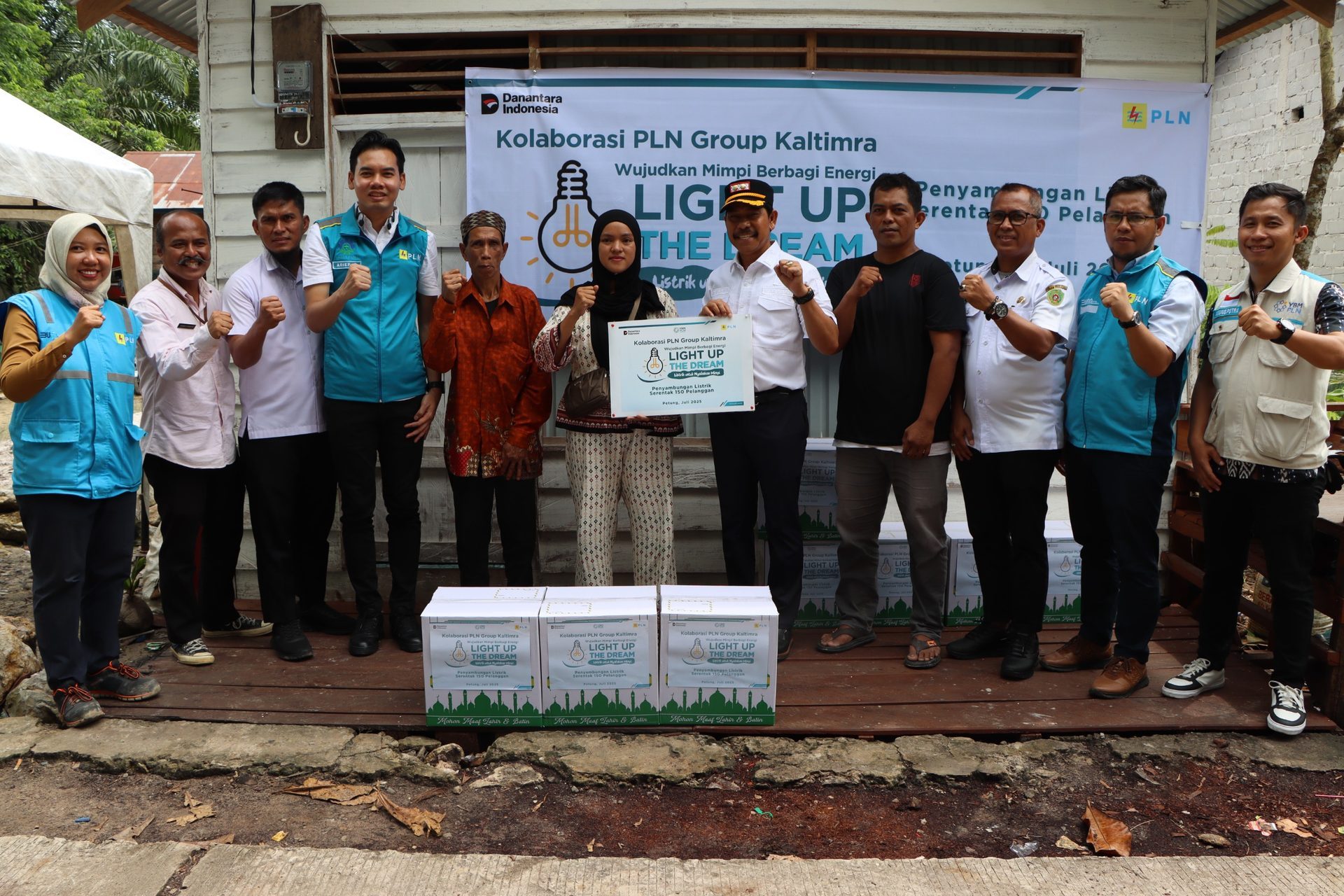 Wabup PPU Serahkan Langsung Bantuan Penyalaan Serentak Program LUTD dari PLN Group