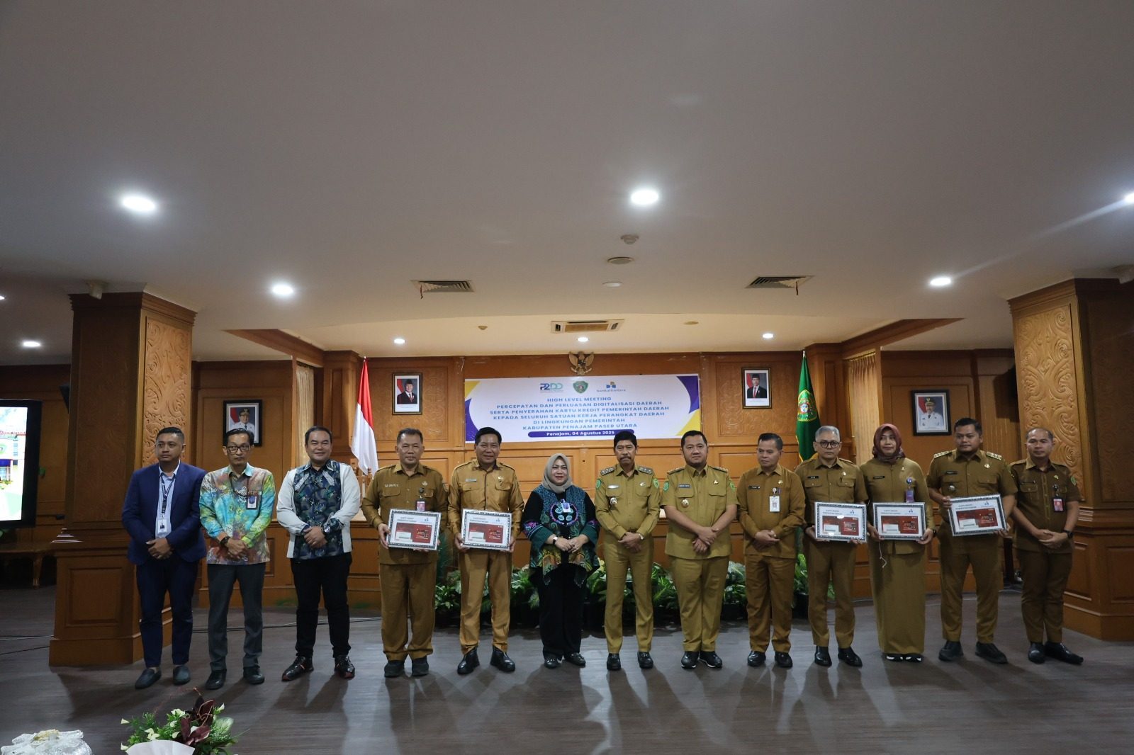 Mudyat Noor Serahkan Kartu Kredit Pemerintah Daerah Kepada Seluruh SKPD PPU