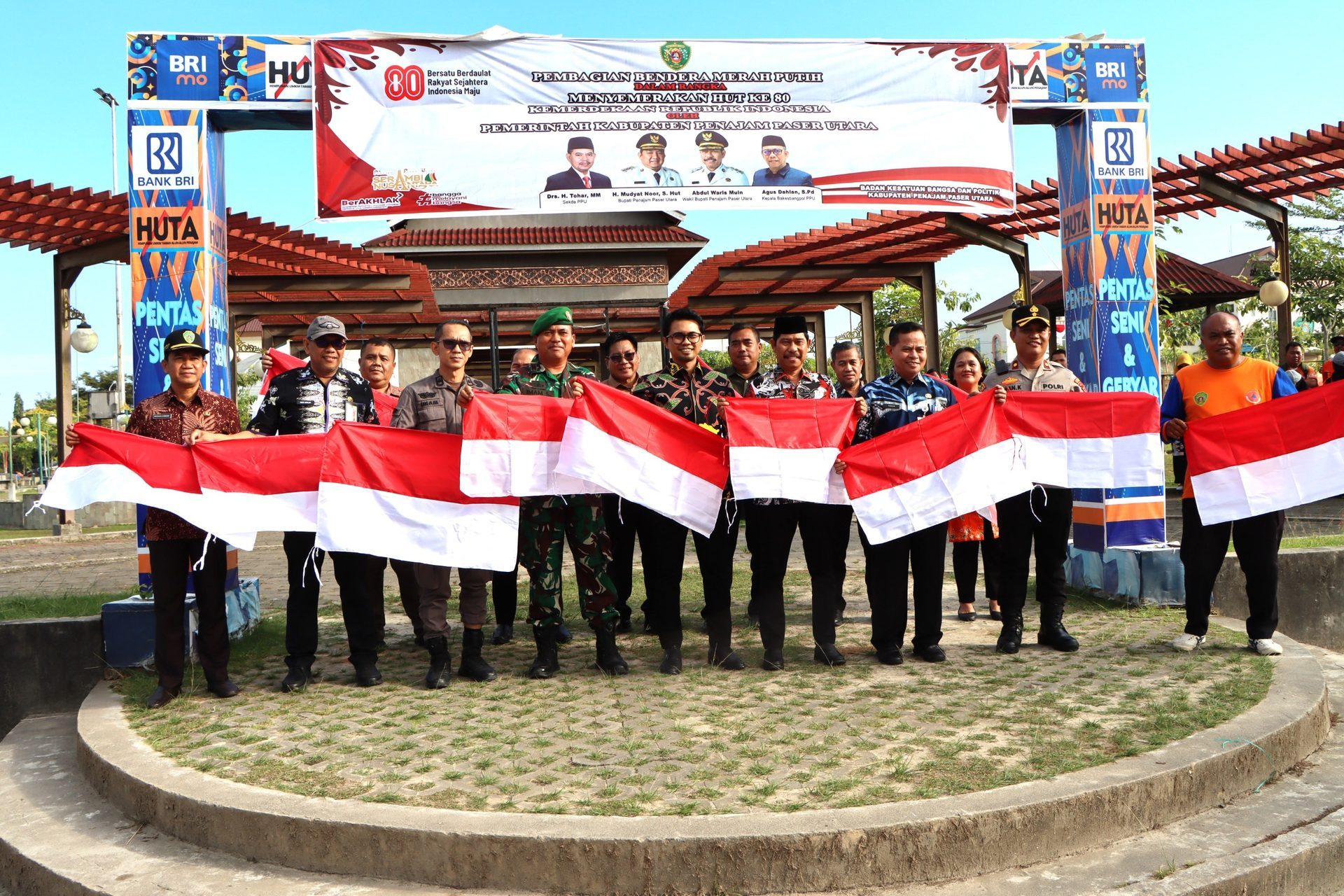 Semarak HUT ke-80 RI, Pemkab PPU Bagikan 4.200 Bendera Merah Putih kepada Warga