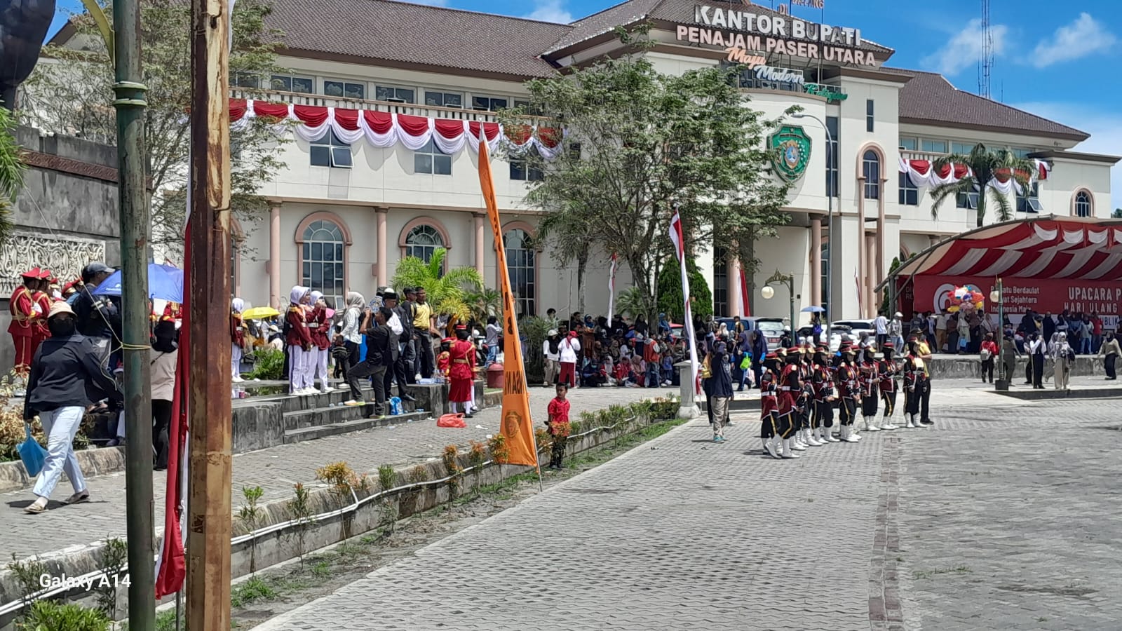 Ribuan Warga Padati Lomba Gerak Jalan HUT ke-80 RI, UMKM Lokal Panen Berkah