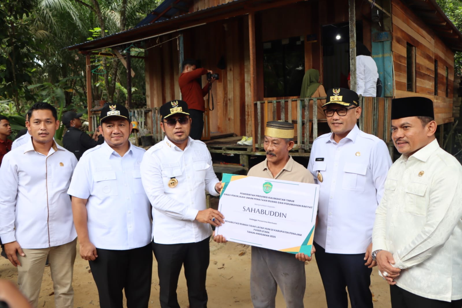 Bupati PPU Dampingi Gubernur Kaltim Salurkan Bantuan Perbaikan Rumah Tidak Layak Huni