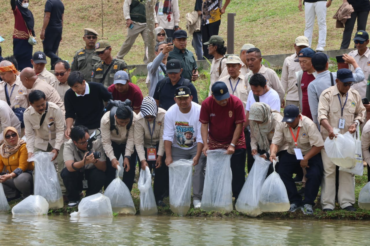 Bupati PPU dan Kepala OIKN Lepas 10 Ribu Bibit Ikan Papuyu di Embung MBH Sepaku