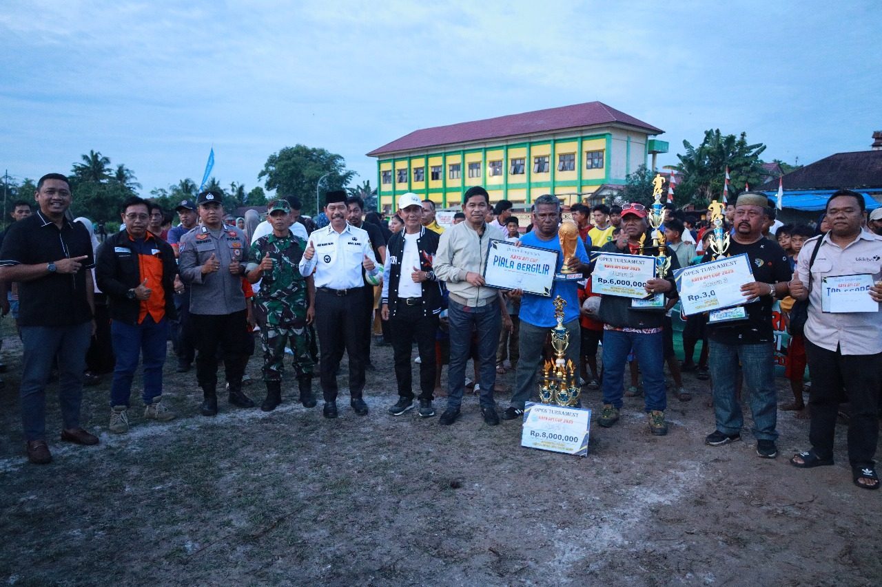 Wabup Abdul Waris Tutup Turnamen Kayu Api Cup 2025: Ajang Pererat Silaturahmi dan Sportivitas Masyarakat