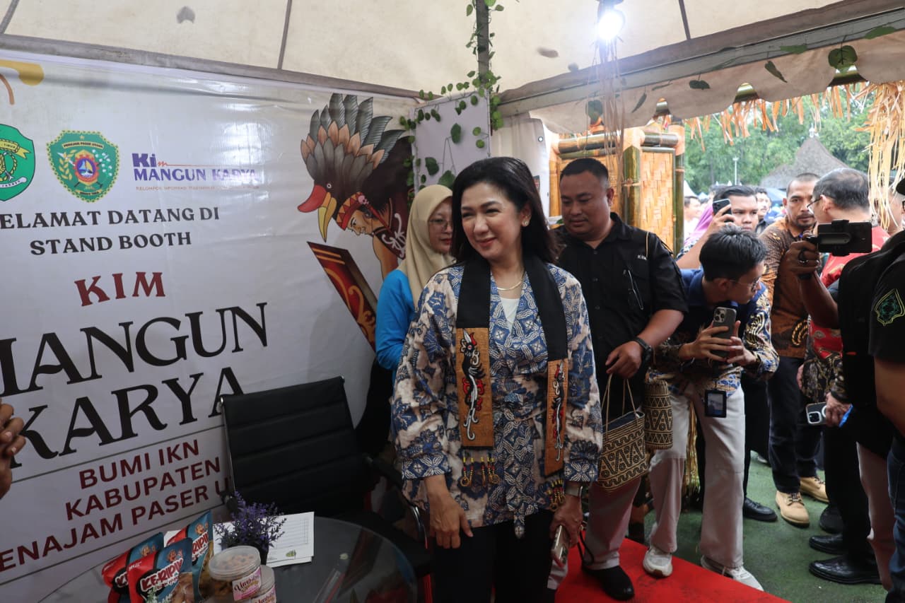 Dirjen IKP Fifi Aleyda Yahya Kunjungi Booth KIM Mangun Karya pada KIM Festival 2025 di Tangerang