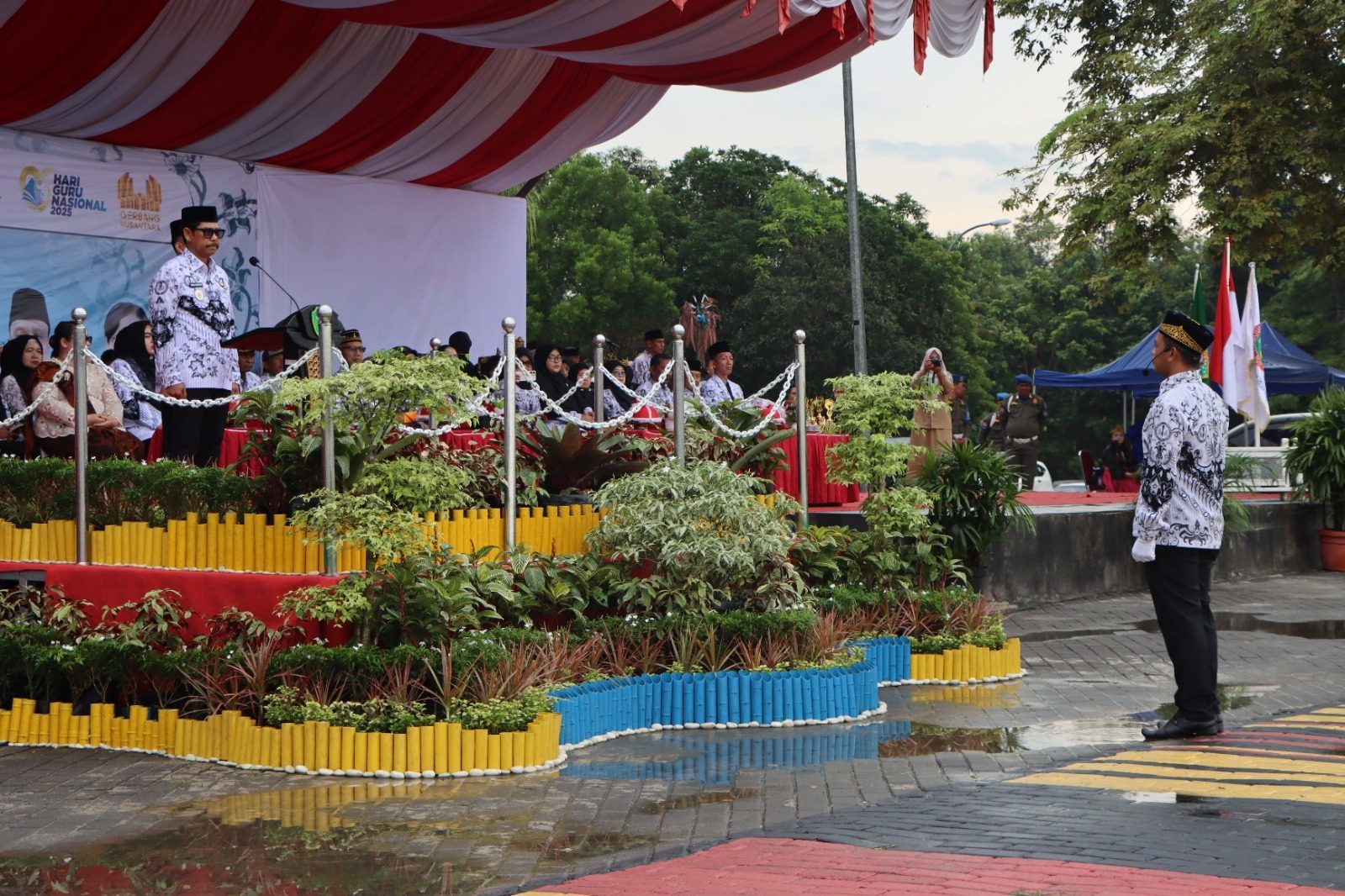 “Itulah Guru Hebat!”: Di Tengah Rintik Hujan, Wakil Bupati PPU Terharu Lihat Dedikasi Guru