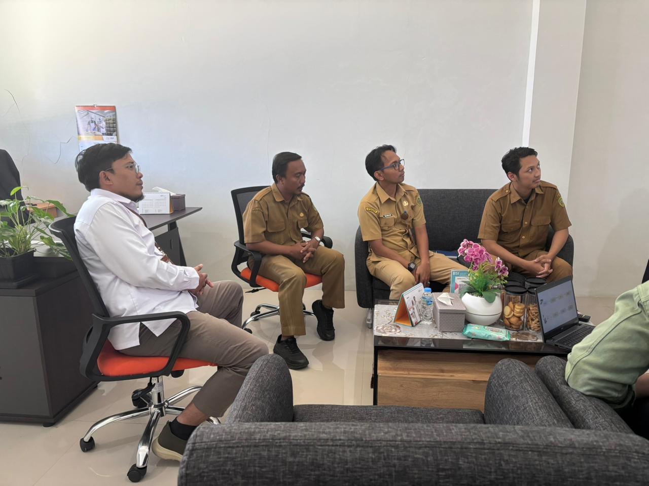 Diskominfo Kabupaten Penajam Paser Utara melaksanakan koordinasi dengan Badan Pusat Statistik (BPS) Penajam Paser Utara dalam upaya fasilitasi CCTV sebagai bagian dari peningkatan layanan publik.