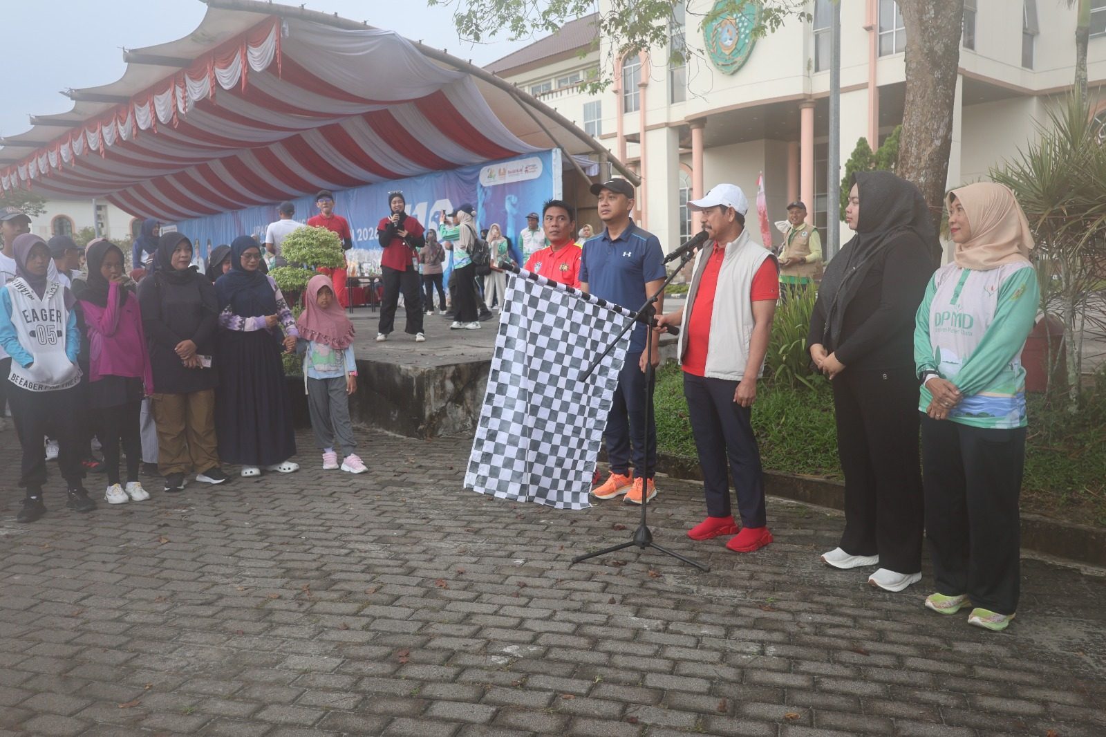 Gerimis Tak Surutkan Semangat Warga Ikuti Jalan Sehat Festival Inovasi PPU 2026