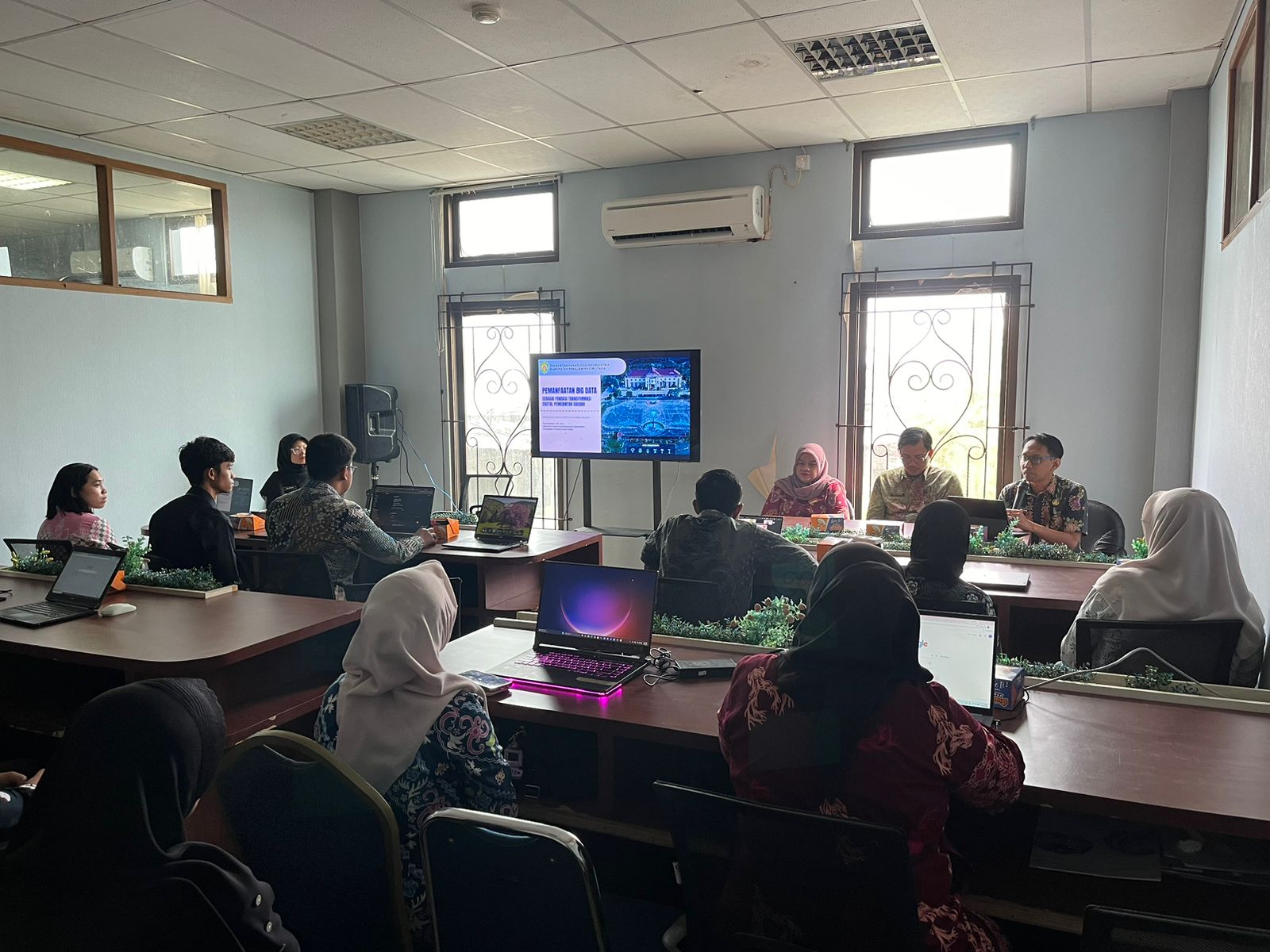 Dinas Komunikasi dan Informatika (Diskominfo) Kabupaten penajam Paser Utara (PPU) melalui  Bidang Sumber Daya TIK dan Statistik menyelenggarakan Pelatihan Pemanfaatan Big Data sebagai upaya untuk meningkatkan kapasitas aparatur pemerintah daerah dalam menghadapi transformasi digital.