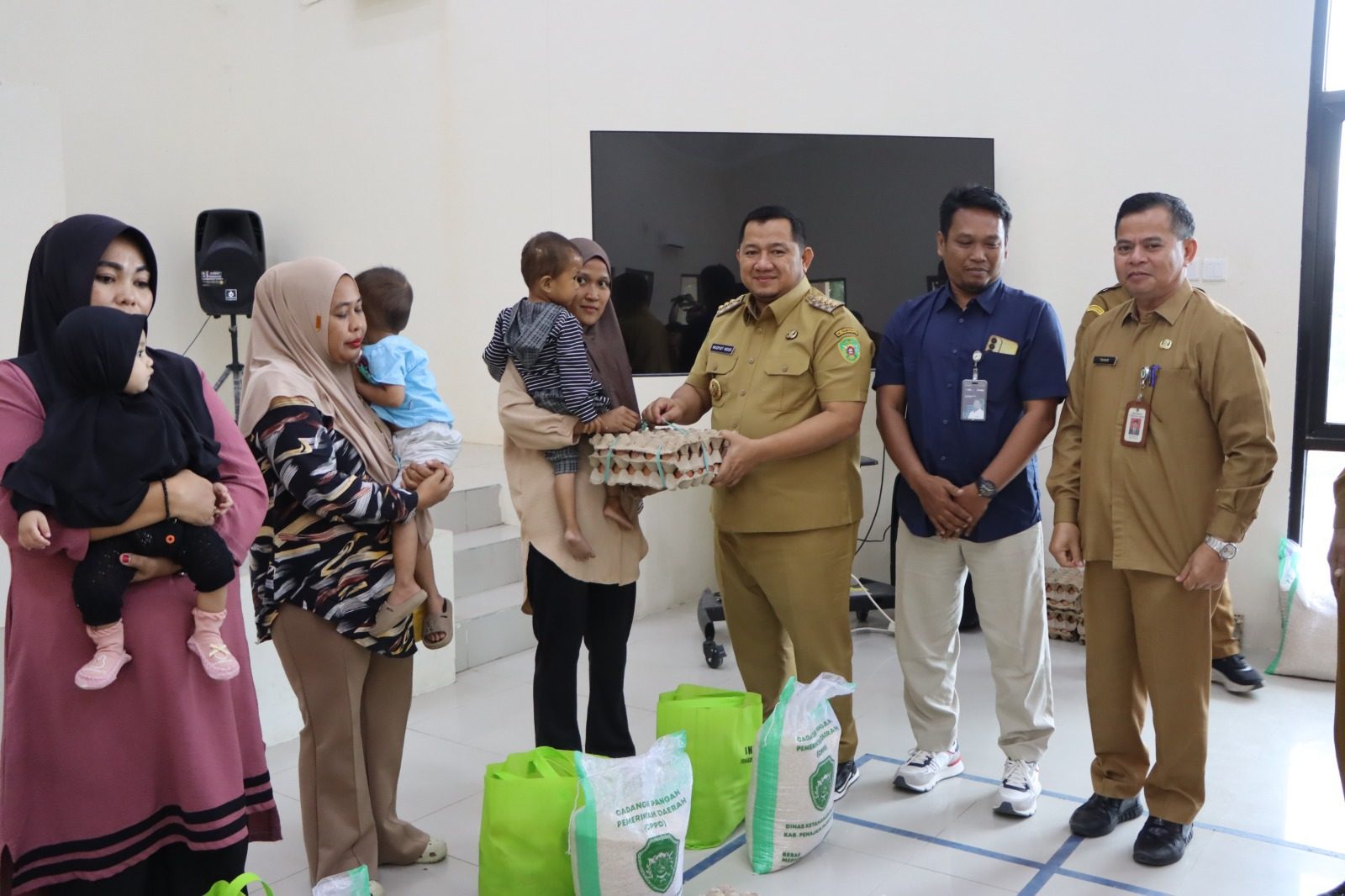 Bupati PPU Salurkan Bantuan Cadangan Pangan bagi 200 Balita Gizi Kurang, Perkuat Upaya Penurunan Stunting