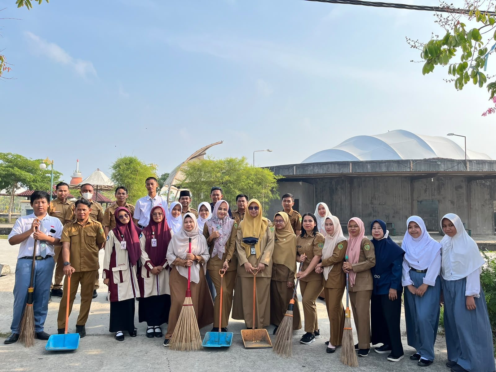 Diskominfo PPU Gotong Royong Bersihkan Lingkungan Kantor, Dukung Penilaian Adipura 2026