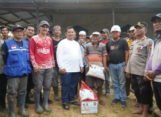 Terjang Lumpur Demi Warga Terisolir, Bupati PPU Salurkan Bantuan dan Janji Perbaikan Jalan