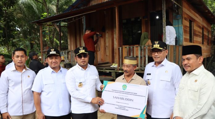 Bupati PPU Dampingi Gubernur Kaltim Salurkan Bantuan Perbaikan Rumah Tidak Layak Huni